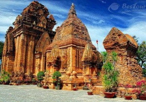 Tháp Bà Ponagar - lối kiến trúc Chăm Pa đầy ấn tượng