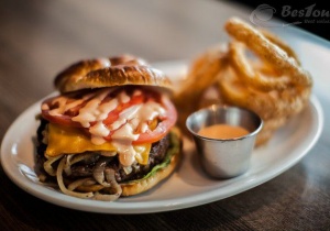 Vị ngon khó cưỡng của bánh burger Bỉ