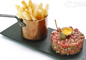 Thử vị đặc biệt của thịt bò sống Steak tartare - Bỉ