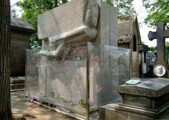 Độc đáo với ngôi mộ nghìn nụ hôn giữa lòng Paris