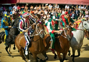 Hòa vào không khí sôi động với lễ hội đua ngựa Palio, Ý