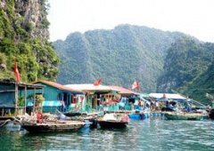 Làng chài Cửa Vạn