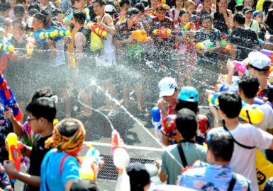 Lễ hội té nước Songkran - Nét đẹp văn hóa Xứ Chùa vàng